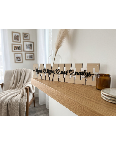 Mot Famille personnalisé en bois – Décoration murale unique avec prénoms