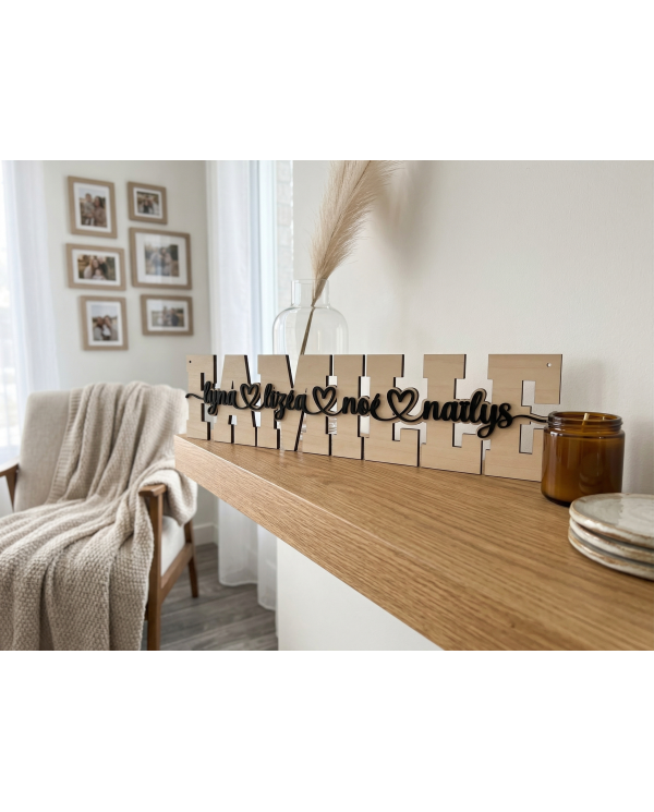 Mot Famille personnalisé en bois – Décoration murale unique avec prénoms